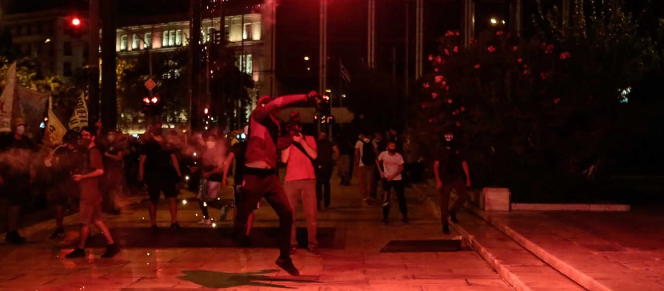 Επεισόδια στο Σύνταγμα σε πορεία αριστεριστών «αλληλέγγυων» (φώτο)